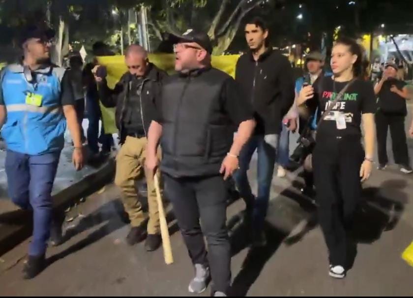 Concejal Andrés "El Gury" Rodríguez armado con un bate. Imagen tomada de redes sociales.