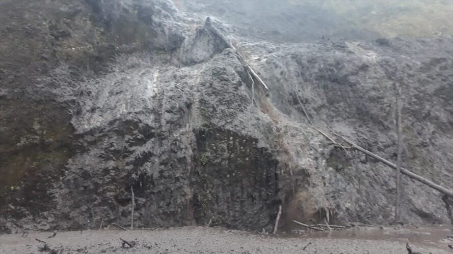 La remoción en masa se presentó en el kilómetro 68 de la Transversal del Libertador . Foto: Defensa Civil