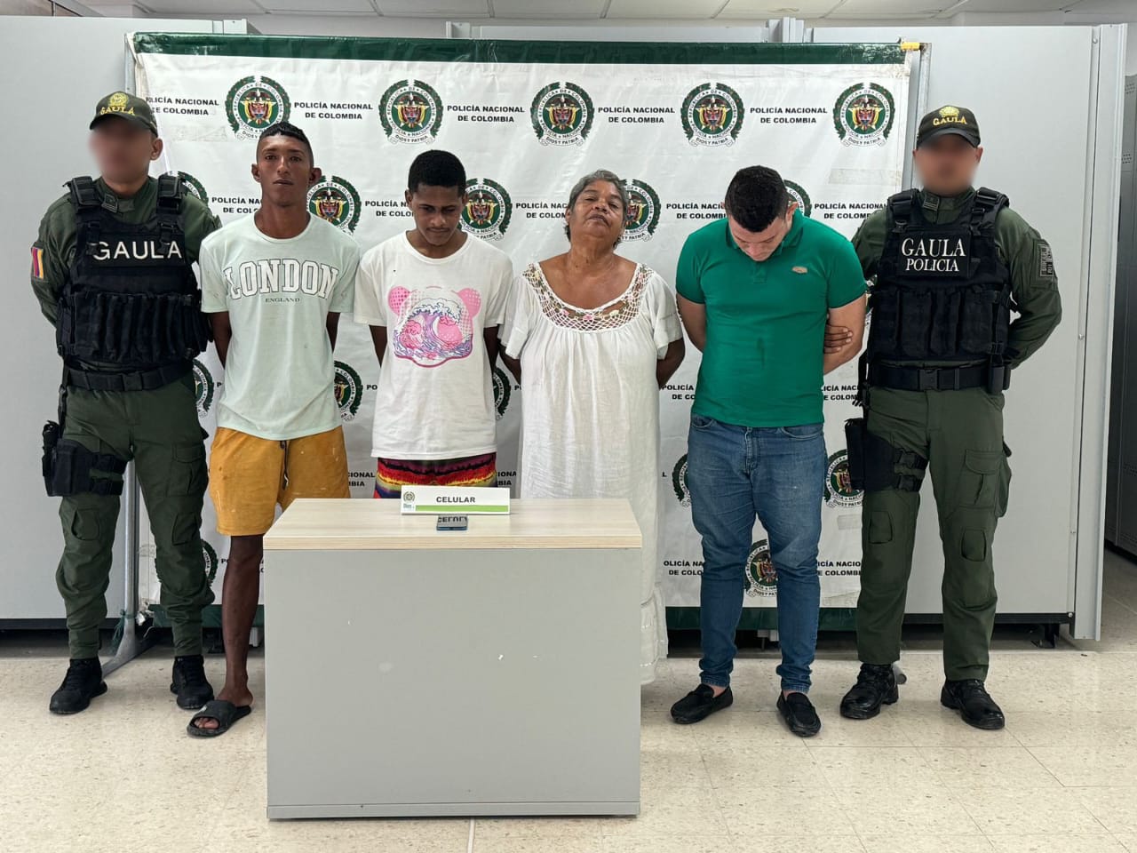 Capturan a una abuela de 60 años y a cuatro hombres por el delito de extorsión | Foto: Policía MECAR