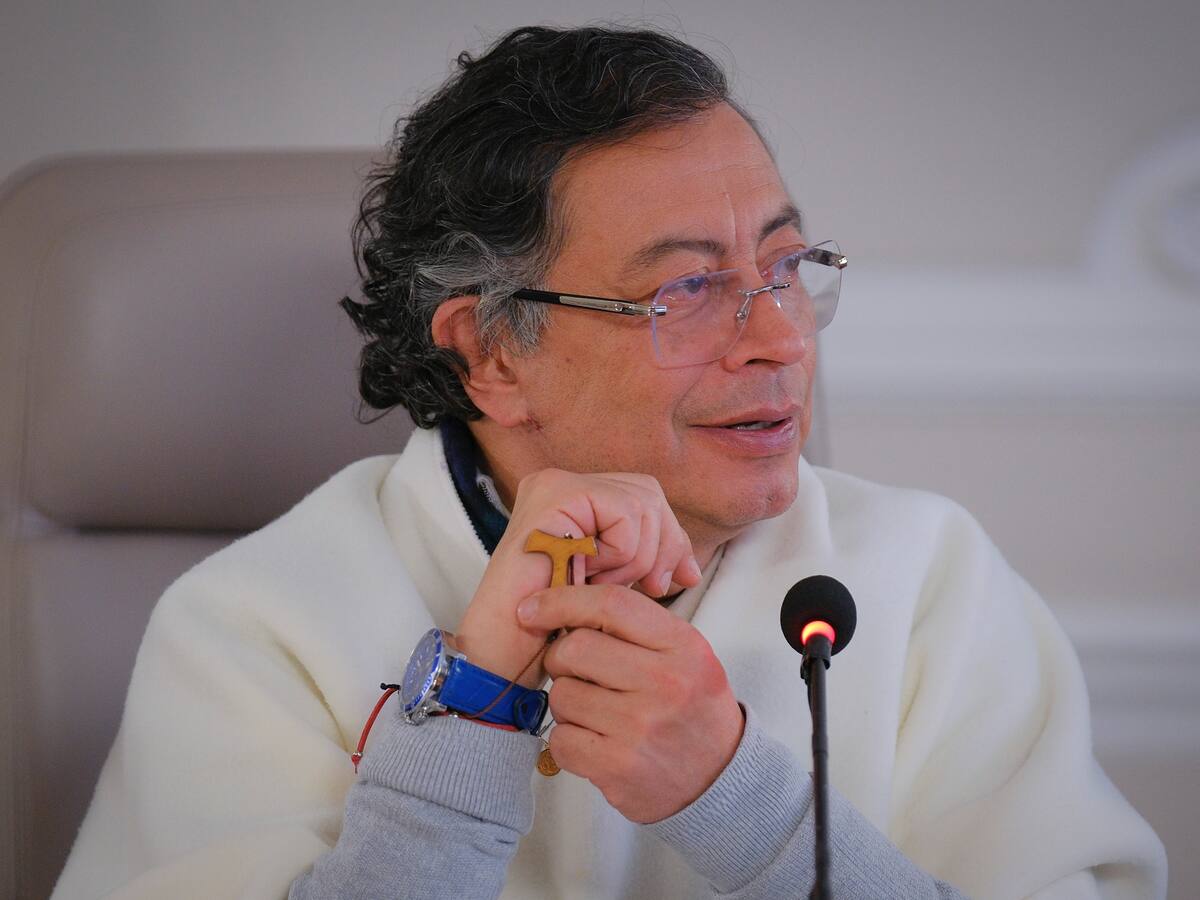 “Yo no subí delincuentes a tarimas”: Petro tras aparición de jefes de bandas en evento en Medellín