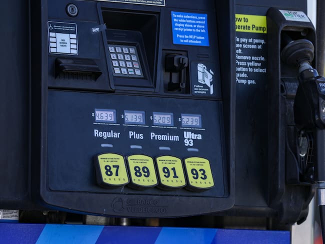 “La solución es aumentar la producción interna”: expresidente de la FERC sobre aumento en el precio de la gasolina en EE.UU.