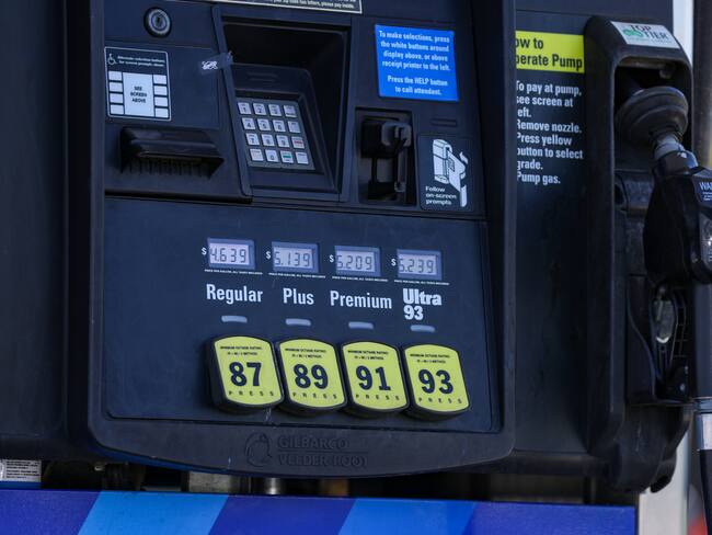 “La solución es aumentar la producción interna”: expresidente de la FERC sobre aumento en el precio de la gasolina en EE.UU.