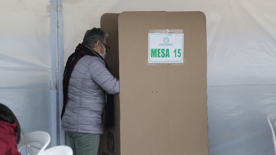 Bajo estrictos protocolos de bioseguridad se llevaron a cabo las elecciones atípicas en el municipio de Sutatausa, Cundinamarca. Foto: Getty Images / DAVID RUBIO