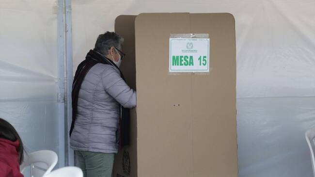 Bajo estrictos protocolos de bioseguridad se llevaron a cabo las elecciones atípicas en el municipio de Sutatausa, Cundinamarca. Foto: Getty Images / DAVID RUBIO