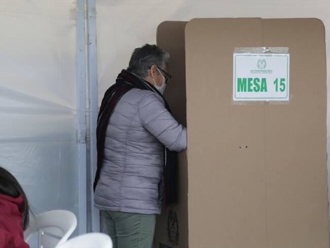 Bajo estrictos protocolos de bioseguridad se llevaron a cabo las elecciones atípicas en el municipio de Sutatausa, Cundinamarca. Foto: Getty Images / DAVID RUBIO