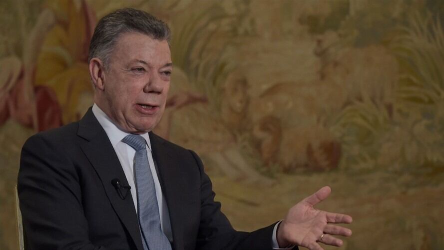 Una mujer insultó al ex presidente Juan Manuel Santos a bordo de un avión. Foto: Getty Images