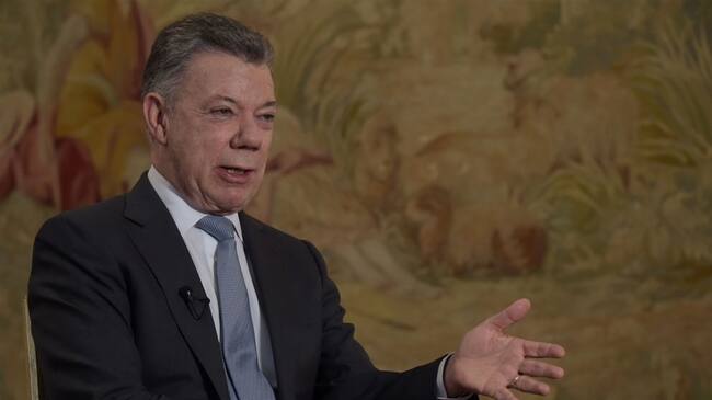 Una mujer insultó al ex presidente Juan Manuel Santos a bordo de un avión. Foto: Getty Images