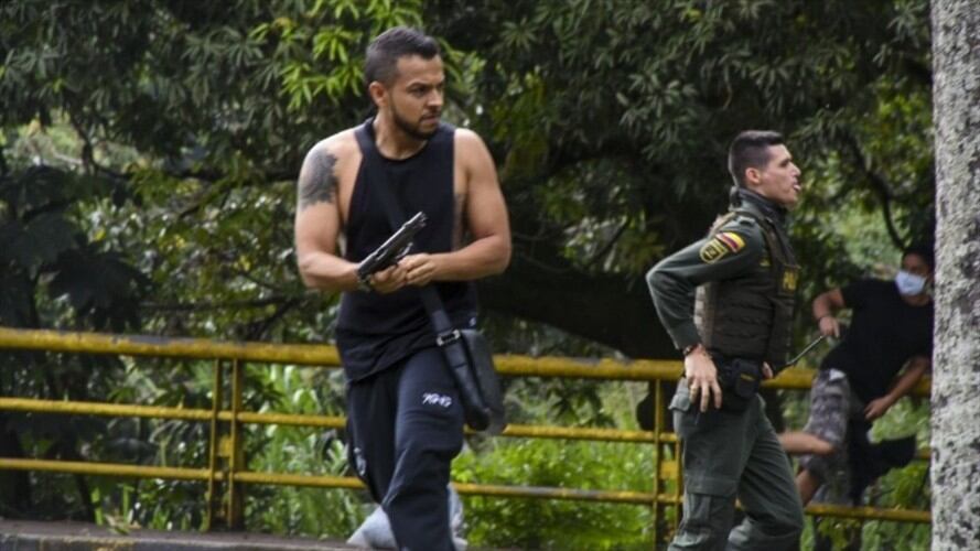 Andrés Escobar aparecía en videos e imágenes disparando contra civiles junto a miembros de la Policía en el barrio Ciudad Jardín, al sur de Cali. Foto: Captura de video