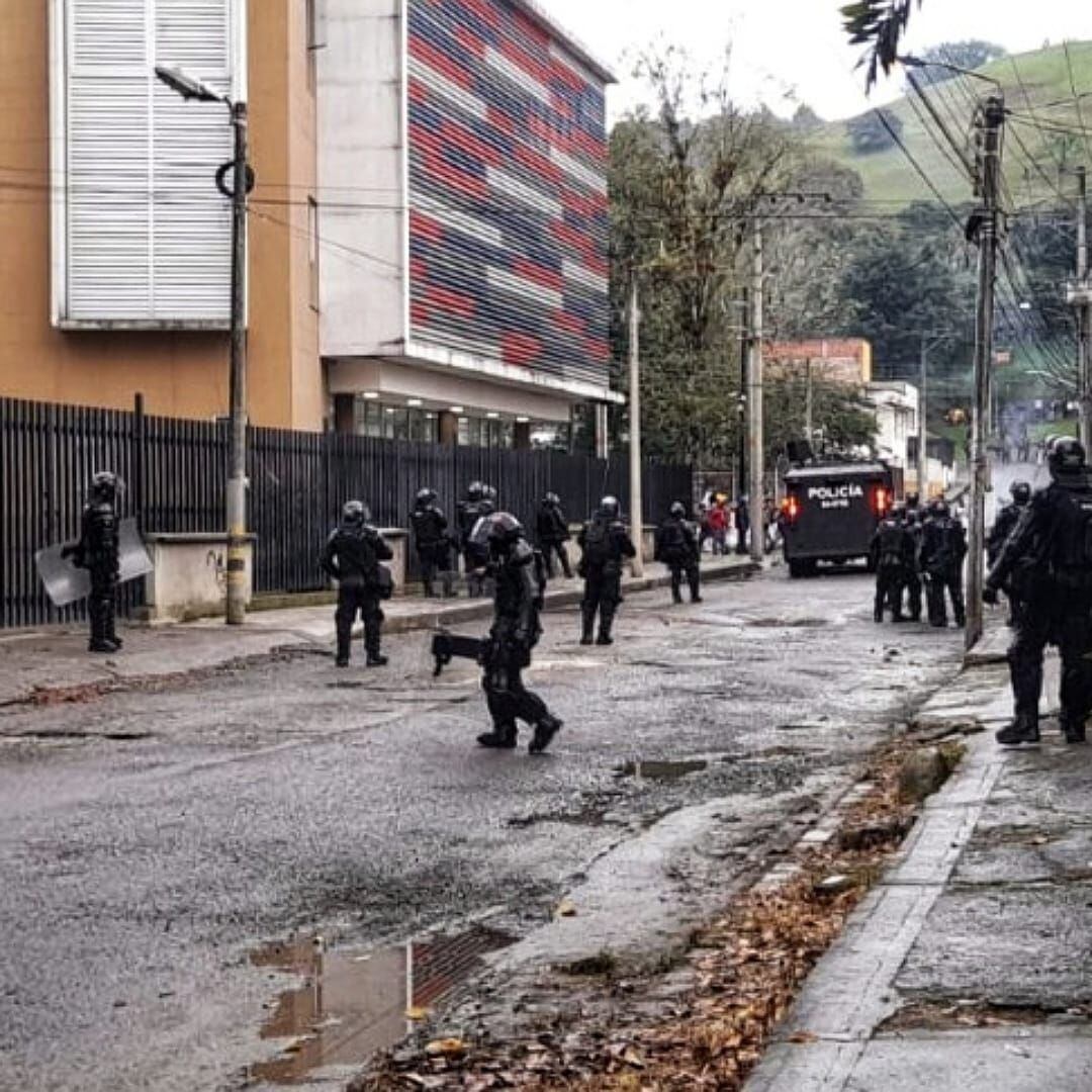 Un uniformado de la policía resultó herido con un arma cortopunzante en la cabeza. Crédito: El Portal. 