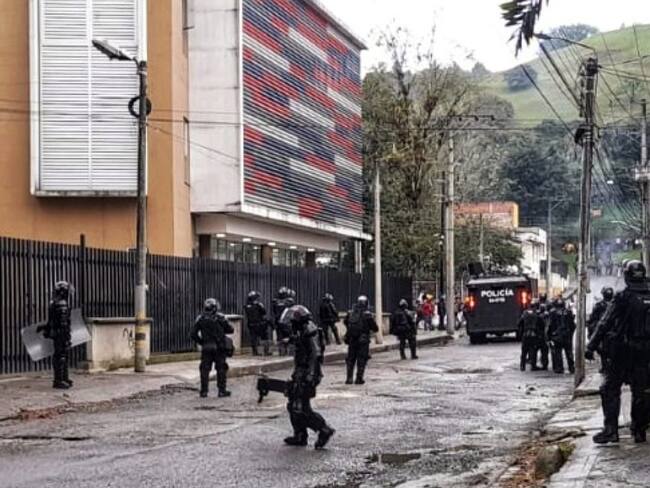 Un uniformado de la policía resultó herido con un arma cortopunzante en la cabeza. Crédito: El Portal.