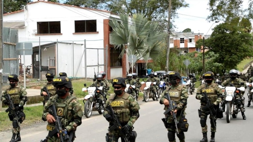 Hasta el momento se han reportado más de 40 personas heridas entre manifestantes y policías. Foto: Ejército Nacional