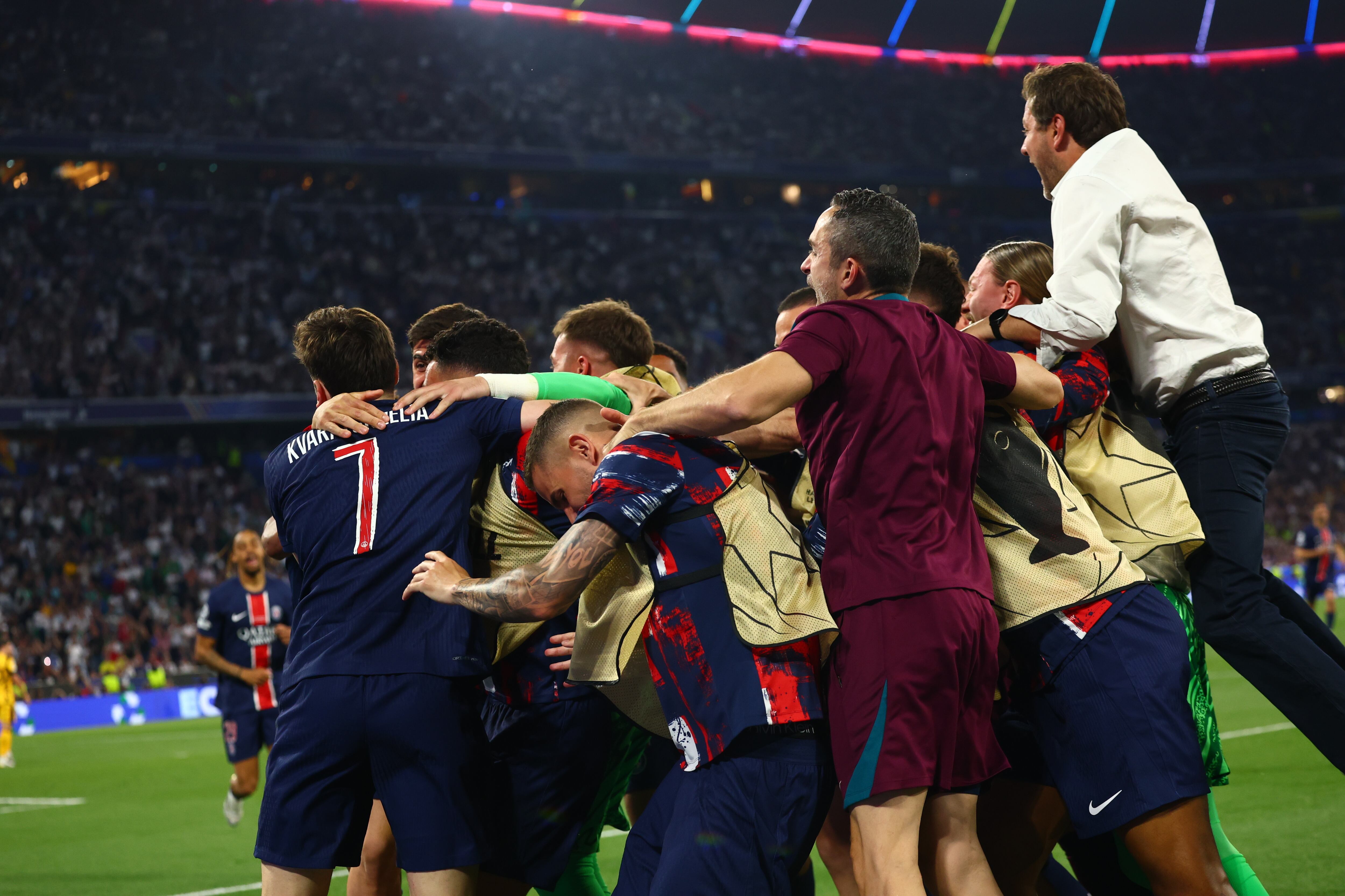 Jugadores del PSG celebran en la final de la Champions League. FOTO: EFE/EPA/ANNA SZILAGYI
