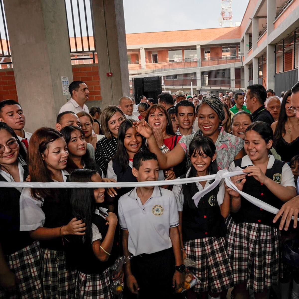 Con la presencia de MinEducación, se entregó colegio en Bucaramanga