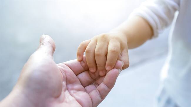 Los padres adoptivos tendrán que devolver a menor que salvaron de desnutrición. Foto: Getty Images