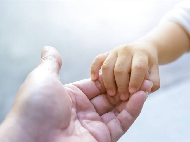 Los padres adoptivos tendrán que devolver a menor que salvaron de desnutrición. Foto: Getty Images