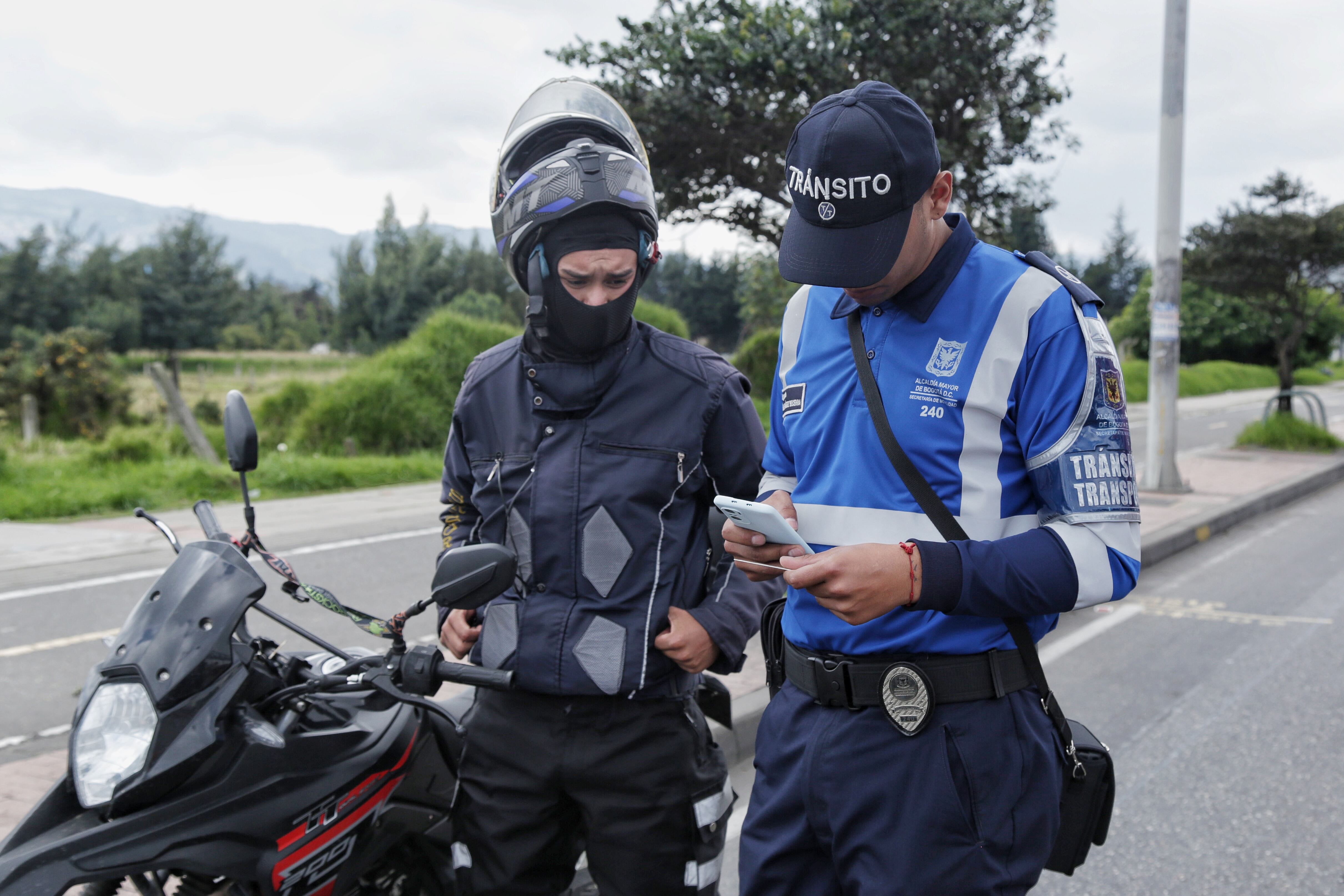 Agente de tránsito revisando documentos a motociclista (Colprensa)