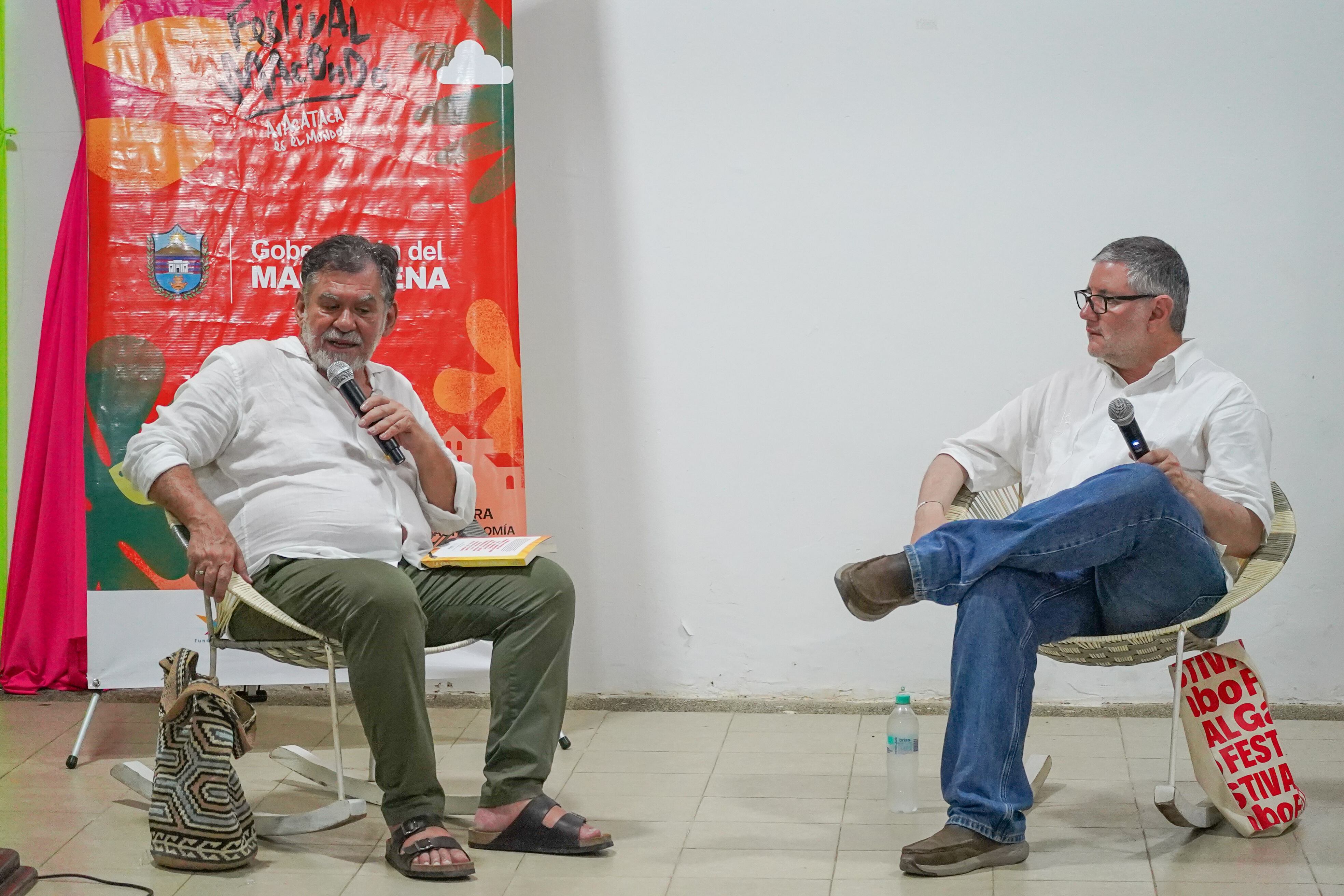 León Valencia y Federico Díaz Granados durante la conferencia que dio lanzamiento a La infausta vida del negro Apolinar, en la primera entrega del Festival Macondo. I Foto: Caracol Radio.