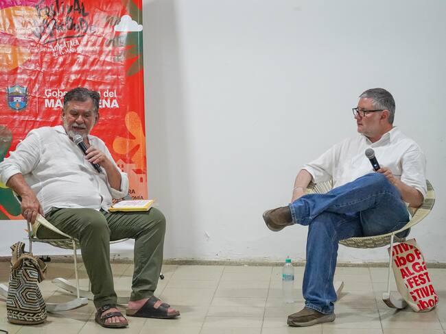 León Valencia y Federico Díaz Granados durante la conferencia que dio lanzamiento a La infausta vida del negro Apolinar, en la primera entrega del Festival Macondo. I Foto: Caracol Radio.
