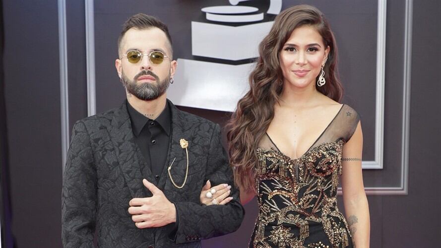 Cantantes colombianos Mike Bahía y Greeicy Rendón. Foto: John Parra/Getty Images for LARAS