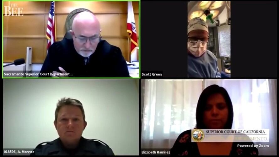 Cirujano se conecta a una audiencia virtual en medio de una operación. Foto: Captura de YouTube: WFBJ