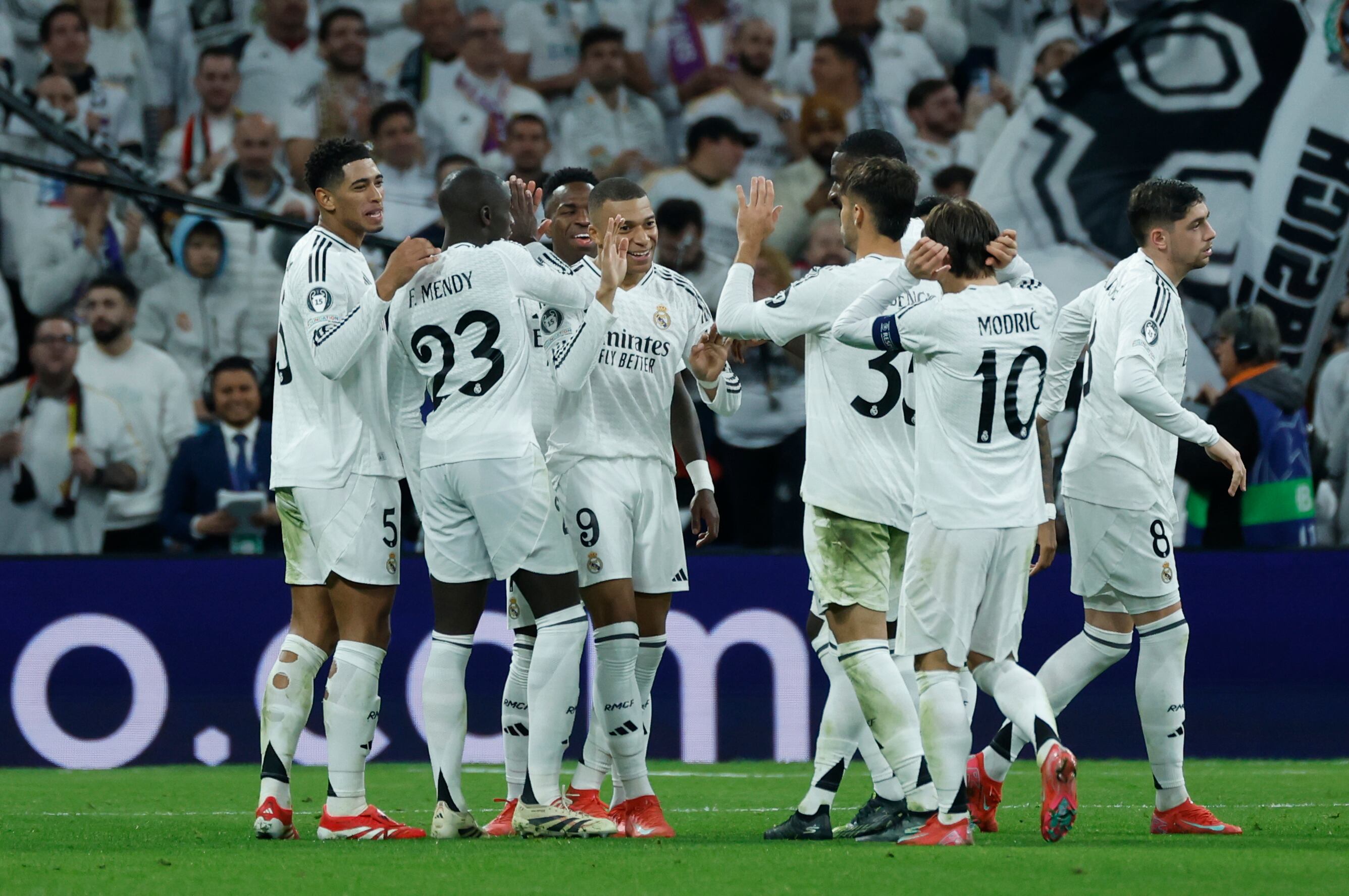 MADRID, 22/01/2025.- El delantero del Real Madrid Kylian Mbappé (c) celebra su gol durante el partido de la Liga de Campeones que Real Madrid y FC Salzburgo disputan este miércoles en el estadio Santiago Bernabéu. EFE/Juanjo Martín