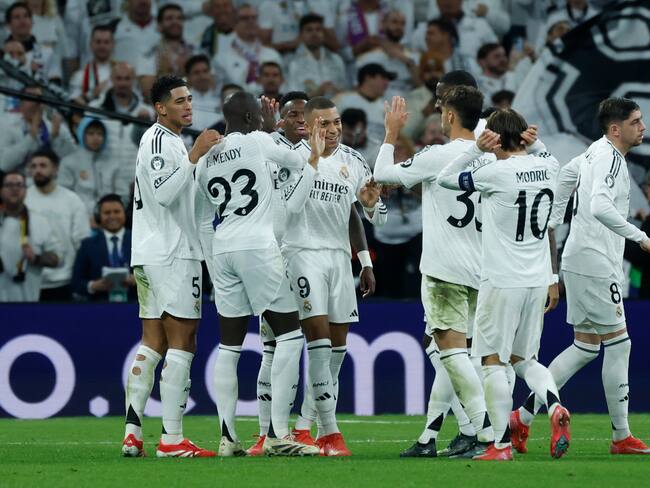MADRID, 22/01/2025.- El delantero del Real Madrid Kylian Mbappé (c) celebra su gol durante el partido de la Liga de Campeones que Real Madrid y FC Salzburgo disputan este miércoles en el estadio Santiago Bernabéu. EFE/Juanjo Martín