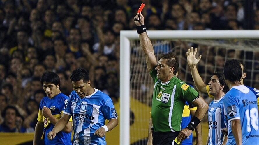 Néstor Pitana le sacó la tarjeta roja a Teófilo Gutiérrez en partido Boca Juniors-Racing. Foto: ALEJANDRO PAGNI/AFP via Getty Images