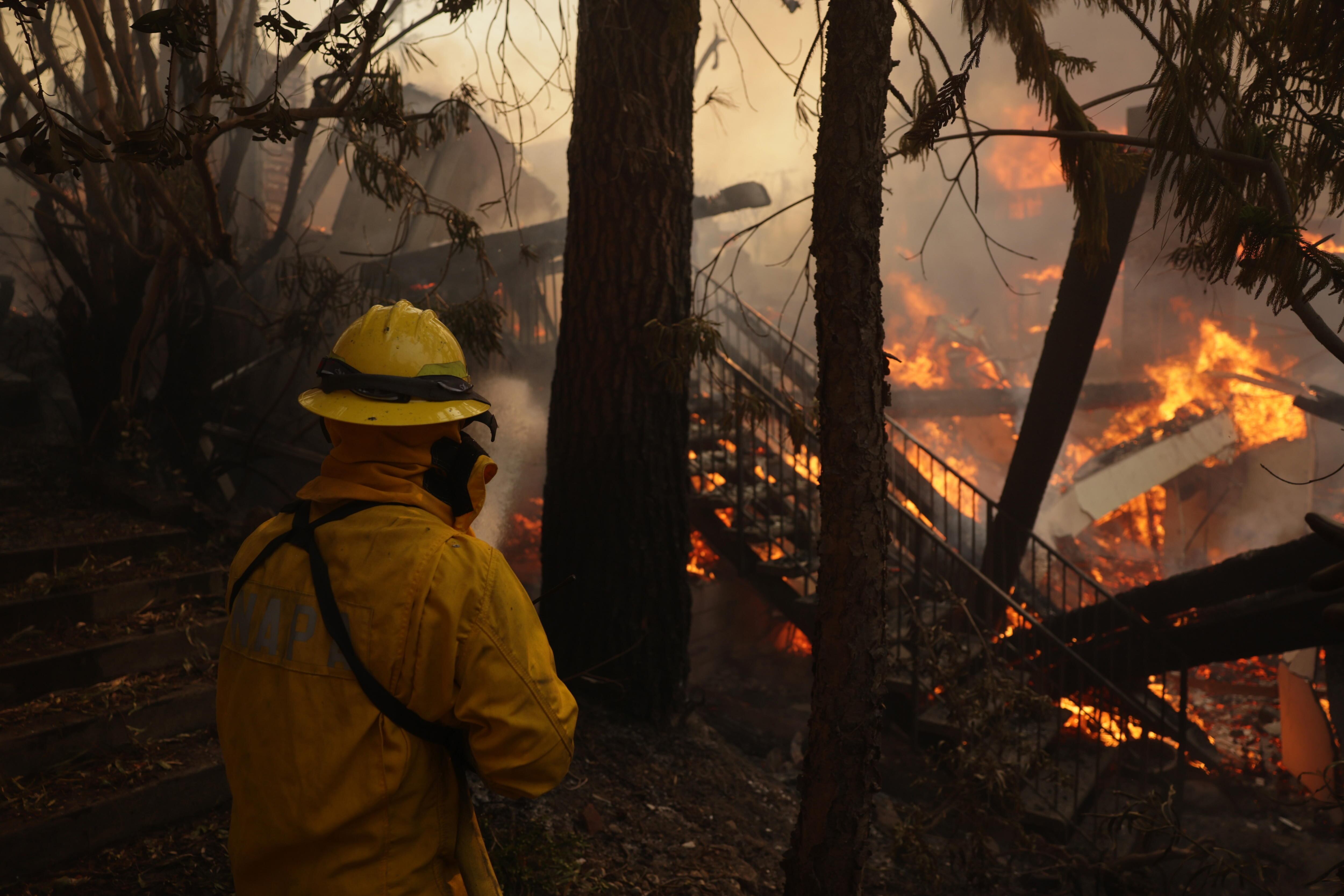 Hay 6 incendios en Los Ángeles difíciles de apagar por cambios en el viento: portavoz de Cruz Roja