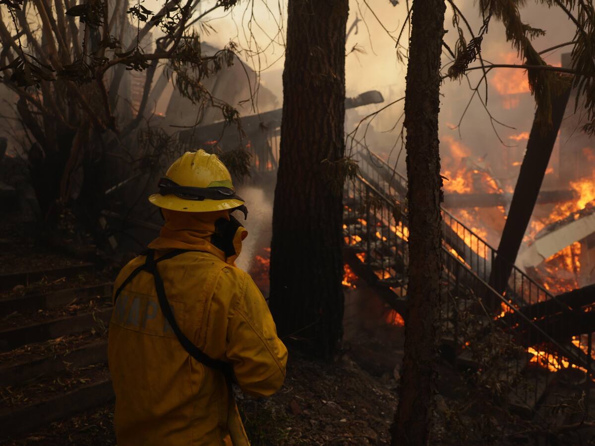 Hay 6 incendios en Los Ángeles difíciles de apagar por cambios en el viento: portavoz de Cruz Roja