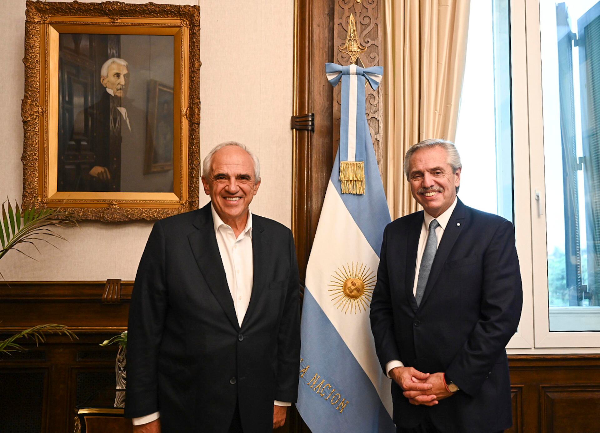 El presidente Alberto Fernández (d) junto al expresidente Ernesto Samper. Foto: EFE / Presidencia de Argentina