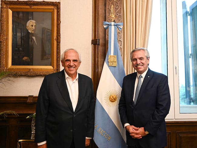 El presidente Alberto Fernández (d) junto al expresidente Ernesto Samper. Foto: EFE / Presidencia de Argentina
