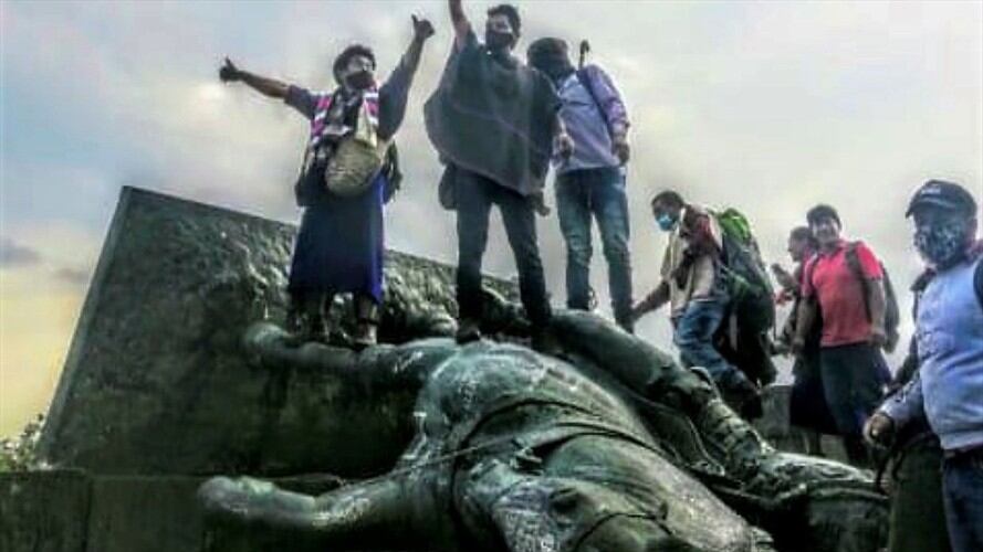Tras derribar el monumento, los indígenas levantaron su bandera como símbolo de triunfo . Foto: Cortesía