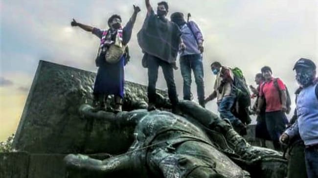 Tras derribar el monumento, los indígenas levantaron su bandera como símbolo de triunfo . Foto: Cortesía