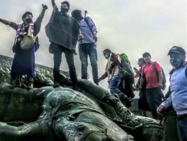 Tras derribar el monumento, los indígenas levantaron su bandera como símbolo de triunfo . Foto: Cortesía