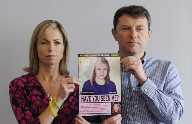 Padres de Madeleine McCann con afiche de la desaparición. Foto: Facundo Arrizabalaga / EFE