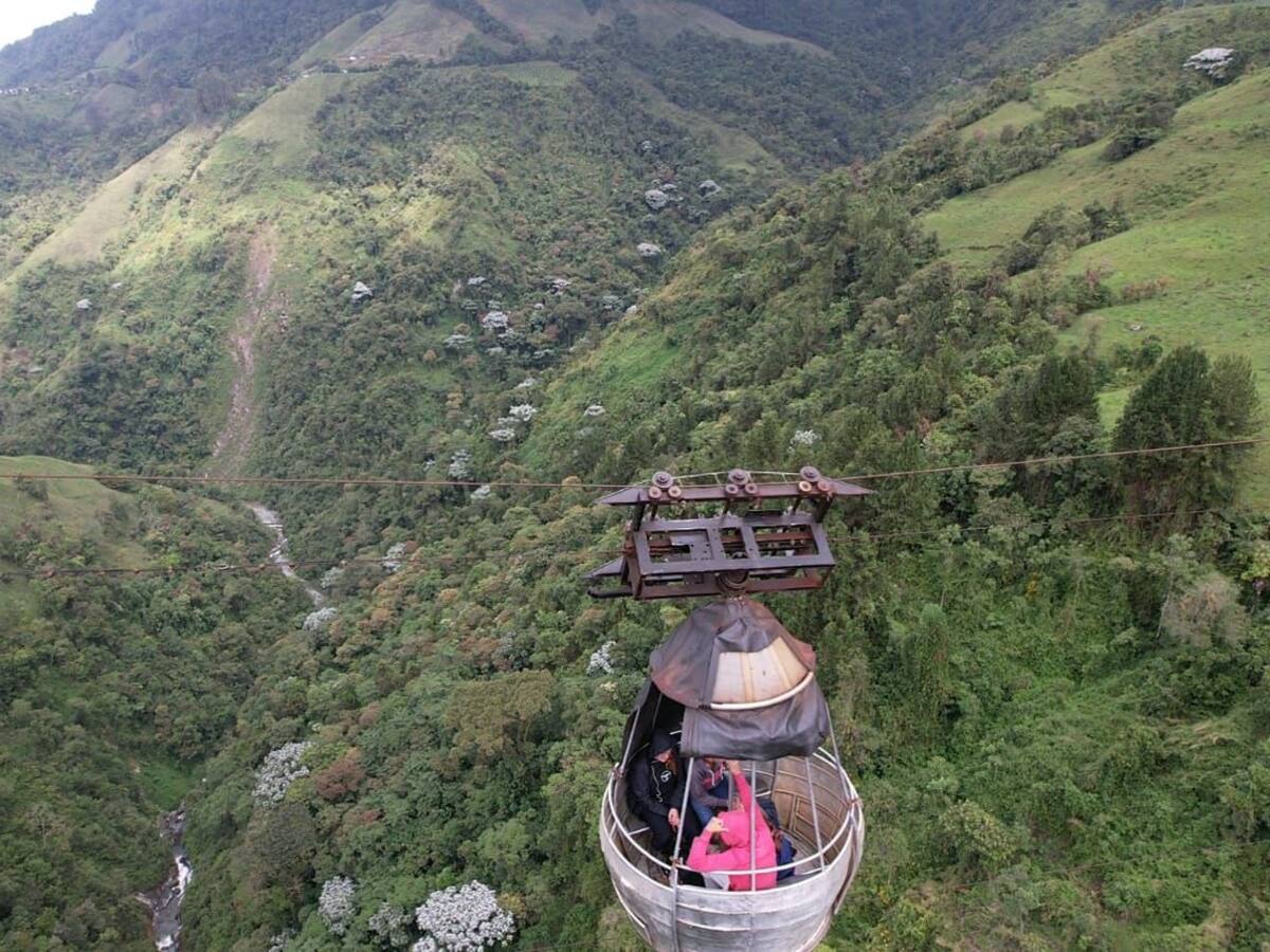 Reportan cinco personas atrapadas en un cable aéreo artesanal en Villamaría en Caldas