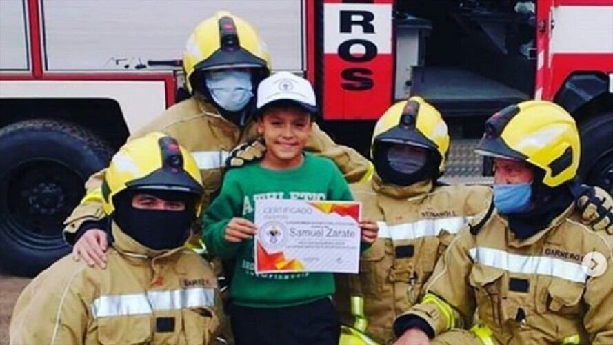 Reconocimiento de los bomberos a Samuel. Foto: Instagram: @bomberoscorraldebustos
