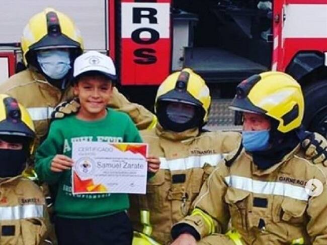 Reconocimiento de los bomberos a Samuel. Foto: Instagram: @bomberoscorraldebustos