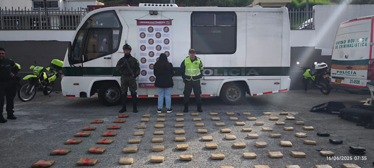 Perro halló 59 kilogramos de marihuana en la vía La Línea. Foto: Policía Nacional
