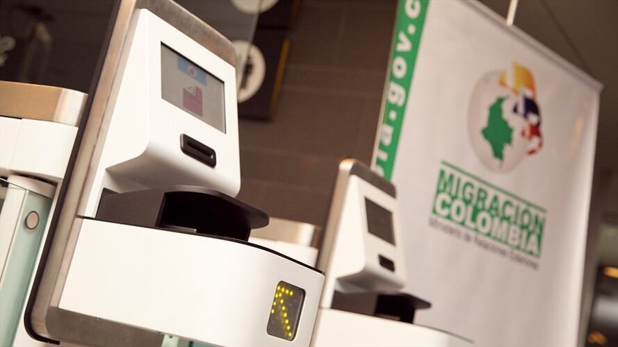 Liliana Alfonso encontró roto el vidrio del vehículo oficial y se percató del robo de uniformes de Migración Colombia y de documentos reservados. Foto: Colprensa