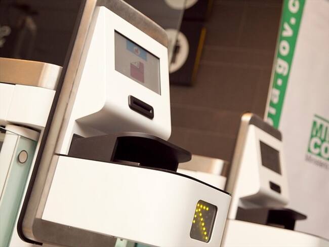 Liliana Alfonso encontró roto el vidrio del vehículo oficial y se percató del robo de uniformes de Migración Colombia y de documentos reservados. Foto: Colprensa