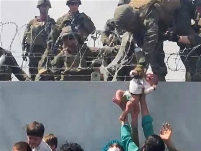 Bebé rescatada de Afganistán por soldados británicos se reencontró con su madre.