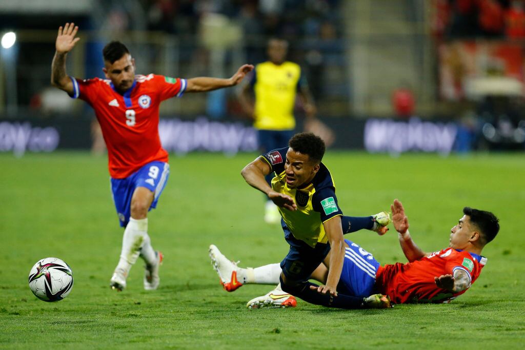 Byron Castillo de Ecuador en partido frente a Chile (Photo by Marcelo Hernandez/Getty Images)