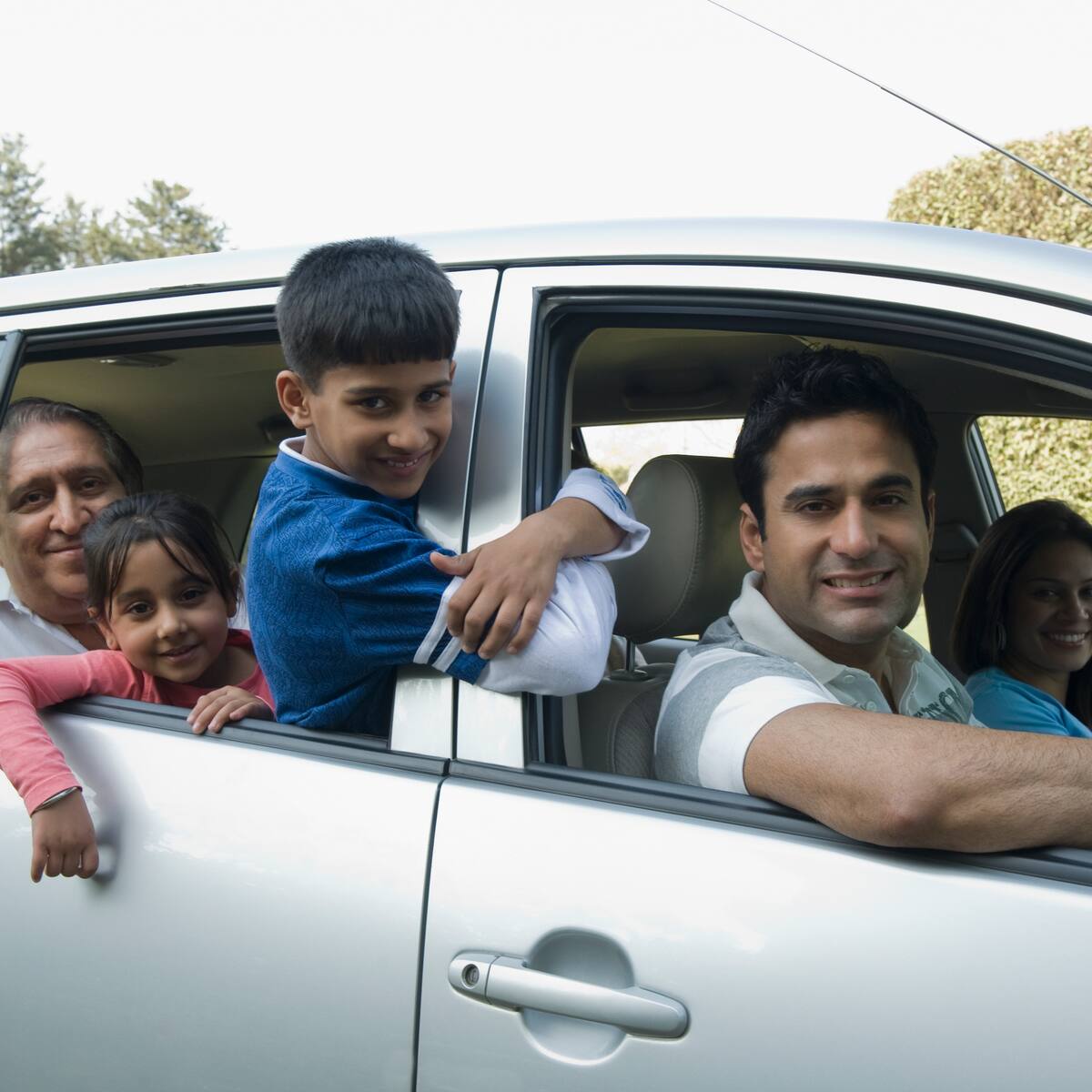 ¿Llevar un niño en las piernas se considera sobrecupo en un carro? Multa de SMLV por infracción C15