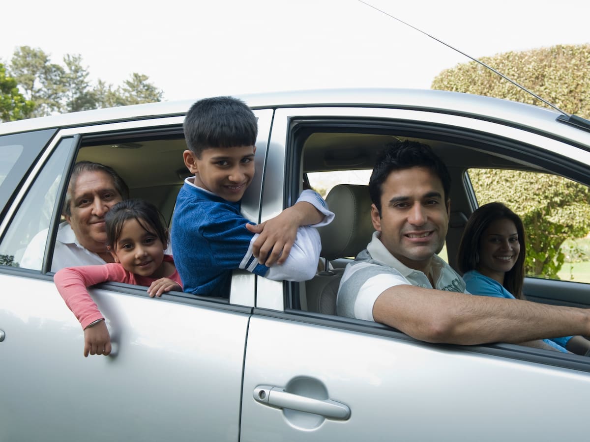 ¿Llevar un niño en las piernas se considera sobrecupo en un carro? Multa de SMLV por infracción C15