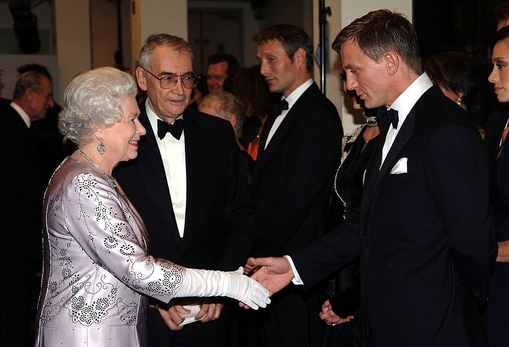 Reina Isabel II y James Bond. (Photo by Anwar Hussein/WireImage)