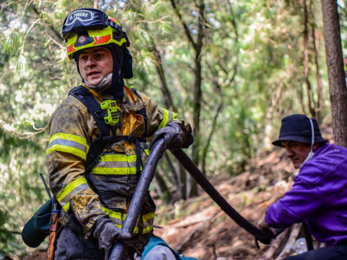 Gobierno y bomberos llegan a acuerdos para mejorar trabajo en emergencias por incendios