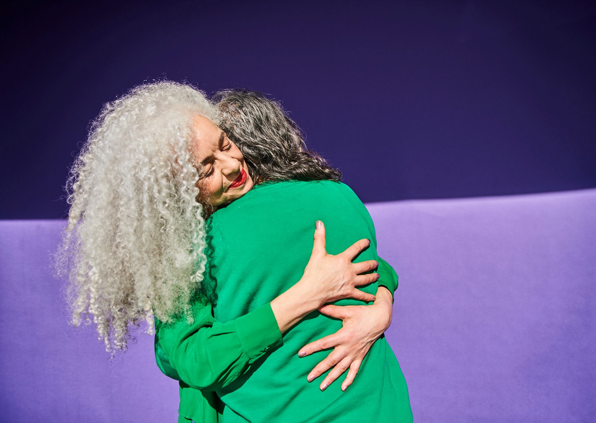 Mujer mayor abrazando otra mujer en un escenario (Getty Images)