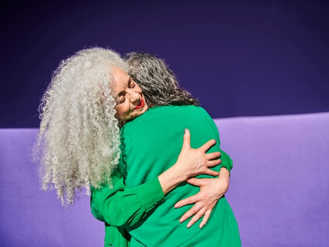 Mujer mayor abrazando otra mujer en un escenario (Getty Images)