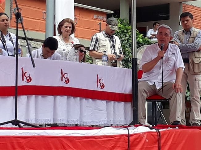 El expresidente Uribe se avergüenza más de haber apoyado a Santos que a Alejandro Lyons